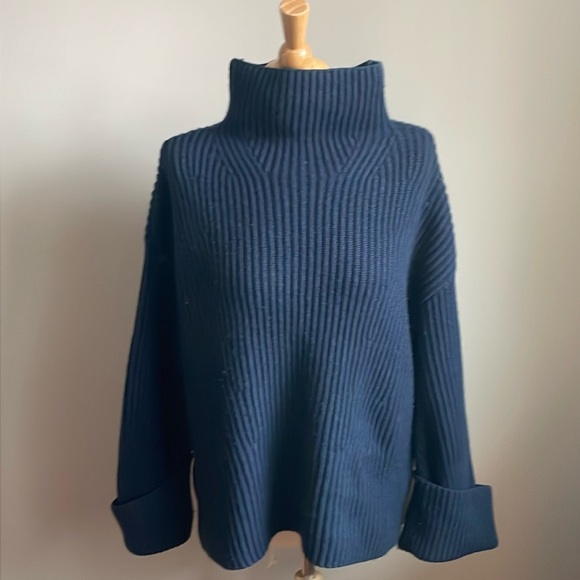 Banana Republic Sweaters - Banana Republic Merino/Cashmere Sweater
